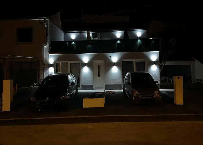 Apartment Matijas, 3 Bedroom Apt With Terrace And Parking