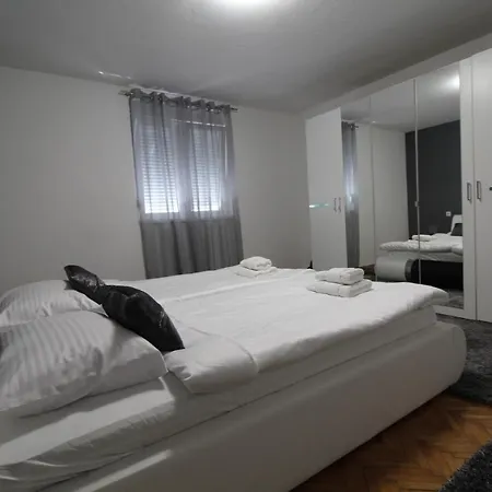 Apartment Matijas, 3 Bedroom Apt With Terrace And Parking Split Exterior photo